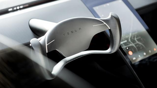 Sehr aufgeräumt, leicht futuristisch: Das Cockpit des Tesla Roadster