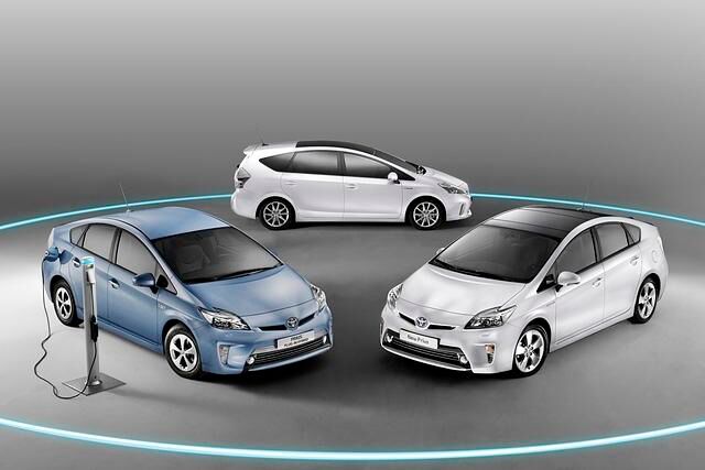 Prius (rechts), Prius Plugin-Hybrid (links) und Prius Plus (hinten)