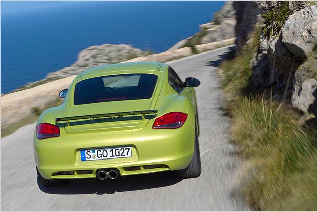 Dank serienmäßig an der Hinterachse montierter mechanischer Quersperre mit guter Traktion unterwegs: Der Porsche Cayman R