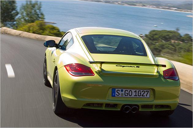 Dank fest montiertem Spoiler sinkt der Auftrieb an der Hinterachse des Cayman R um 40 Prozent