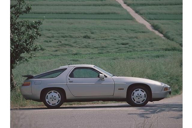 Das komfortable Coupé spielte eher in der Klasse sanfter Gewalt von Jaguar XJ-S oder Aston Martin und sollte nur den Urtyp 911 ersetzen