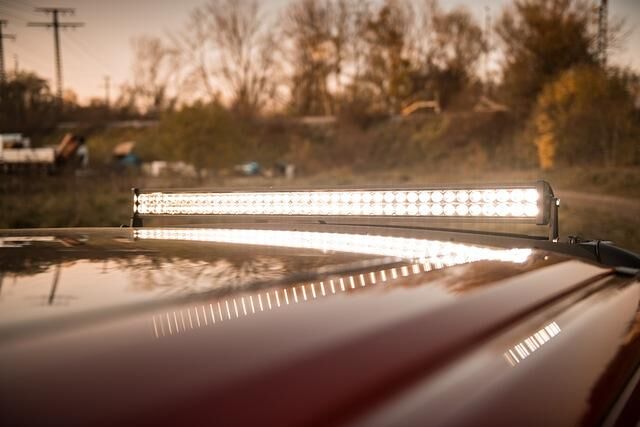 Hell: Der LED-Lichtbalken auf dem Dach