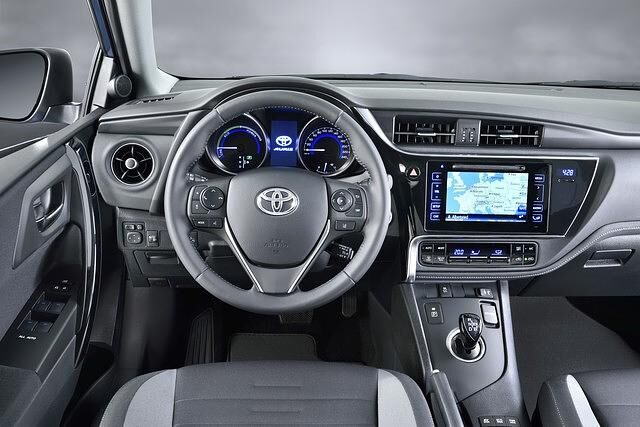 In den höherwertigen Ausstattungen bietet der Toyota Auris II ein gediengenes Ambiente