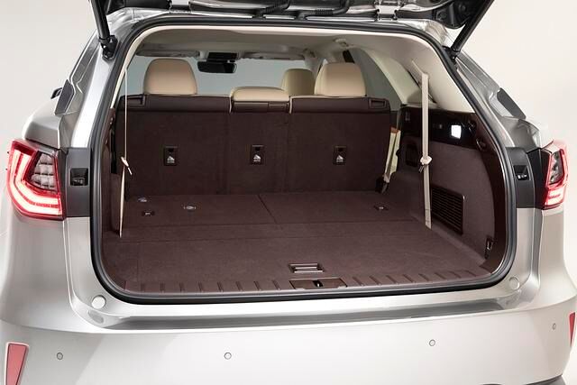 Ist die dritte Reihe weggeklappt, bietet der Lexus RX L einen XXL-Kofferraum
