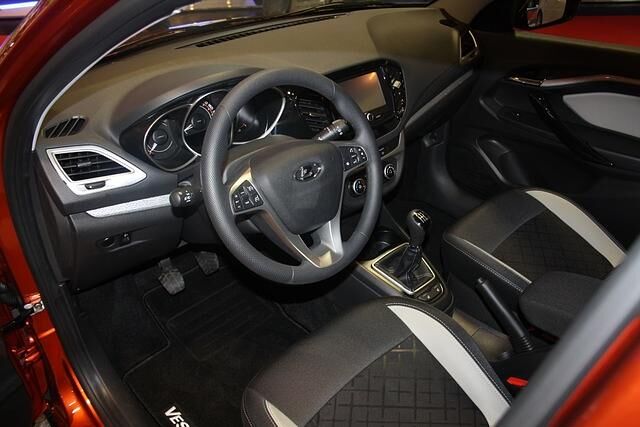 Das Cockpit des Vesta Cross SW