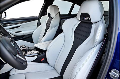 BMW M5 - viel Seitenhalt durch die Sportstühle