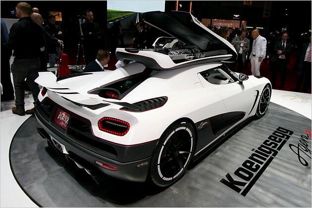 Der Koenigsegg Agera R ist zudem an dem feststehenden Heckflügel zu erkennen