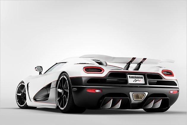 1,12 Meter flach kauert der Koenigsegg auf der Straße