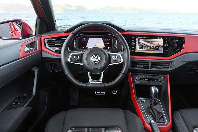 Im Cockpit finden sich sportliche Akzente