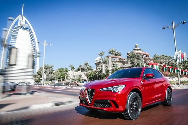 Außen unterscheidet sich der Quadrifoglio vom normalen Stelvio unter anderem durch die markanten Lufteinlässe in der Motorhaube