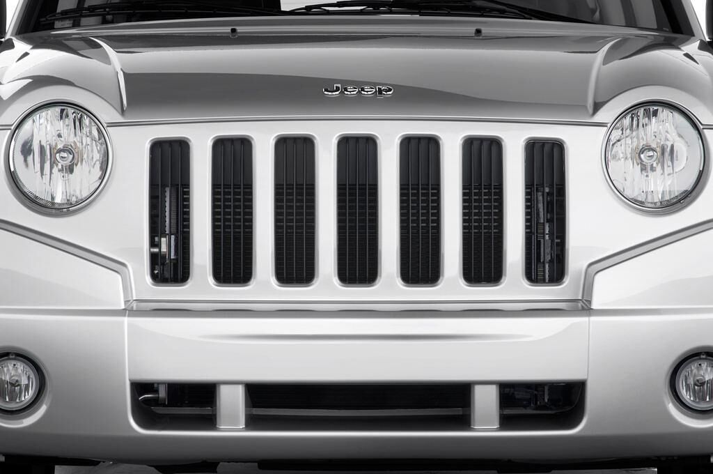 Jeep Compass (Baujahr 2010) Sport 5 Türen Kühlergrill und Scheinwerfer