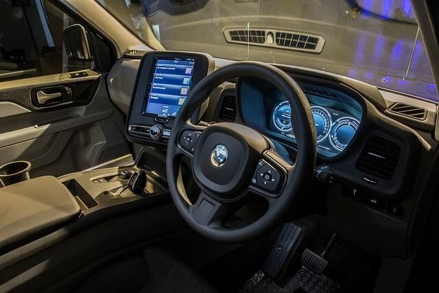 Besonders im Innenraum fällt die Verwandtschaft zu Volvo auf. Beide Marken gehören zu Geely