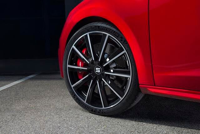 Große Brembo-Bremsen stoppen den Cupra