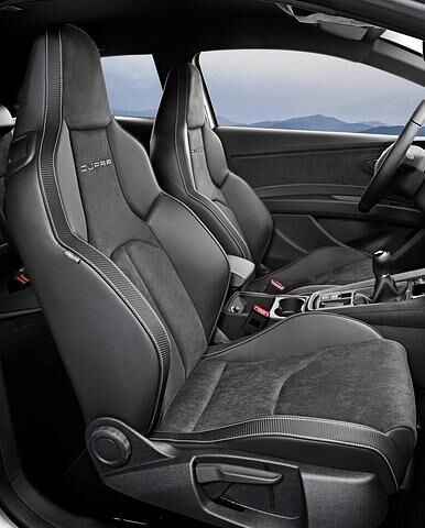 Schalensitze mit Carbon-Leder