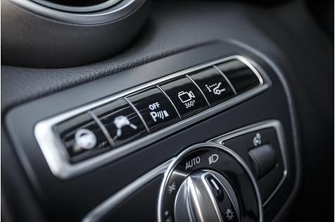 Mercedes GLC 250d 4matic - Bedienmodule über dem linken Knie