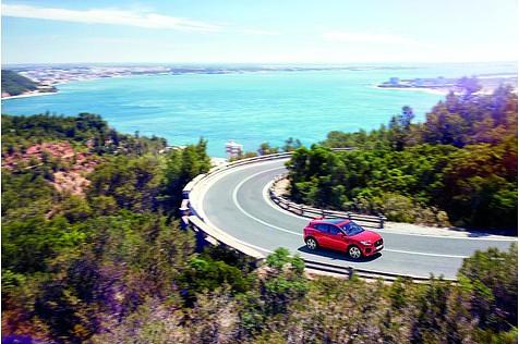 Die Fahrleistungen des E-Pace sollen beeindrucken