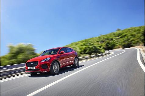 Fünf Ingenium Vierzylindermotoren stehen beim E-Pace zur Auswahl: zwei Benziner mit 183 kW / 250 PS und 221 kW / 300 PS, die drei Diesel leisten 110 kW / 150 PS, 132 kW / 180 PS und 177 kW / 240 PS.