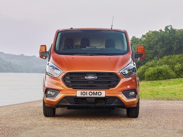Großer Kühlergrill und neue Scheinwerfer prägen das Gesicht des neuen Ford Transit Custom