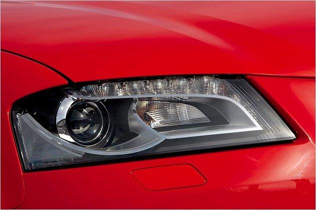 Serienmäßige Xenon-Scheinwerfer mit LED-Tagfahrlicht