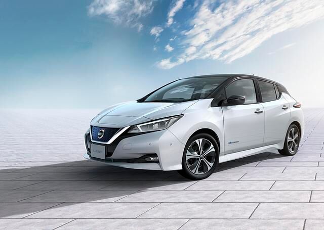 In der zweiten Generation wird der Leaf (ab 31.950 Euro) optisch etwas gefälliger. Mit größerem Akku kommt das meistverkaufte Elektroauto theoretisch knapp 380 Kilometer weit