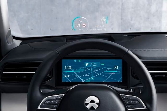 Zusätzlich kann der ES8 fahrrelevante Informationen in die Windschutzscheibe projizieren