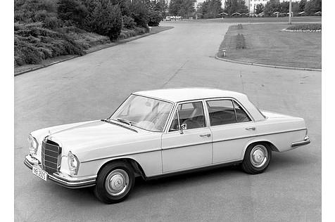 Der gewitzte Geheimagent heizt in \"Octopussy\" auf den Eisenbahnschienen mit einem Mercedes 250 S (W 108) seinen Widersachern hinterher. (Bild Mercedes Benz)