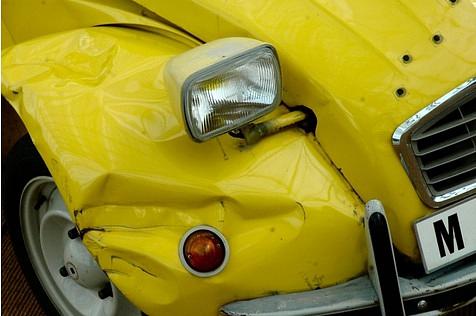 Citroen 2CV aus \"In tödlicher Missio\"n - sogar Einschusslöcher sind zu sehen (Bild Viehmann)
