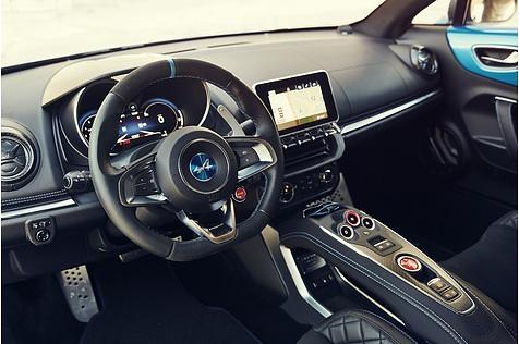 Das Cockpit soll sportlichen Flair verströmen