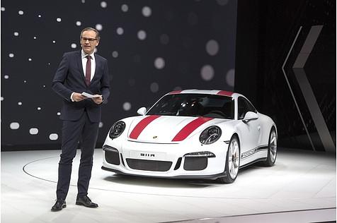 Porsche-Chef Oliver Blume mit dem Porsche 911R: Beim 911er wird in Zukunft für jeden Kunden etwas geboten sowohl Turbomotoren als auch frei drehende Saugmotoren.
