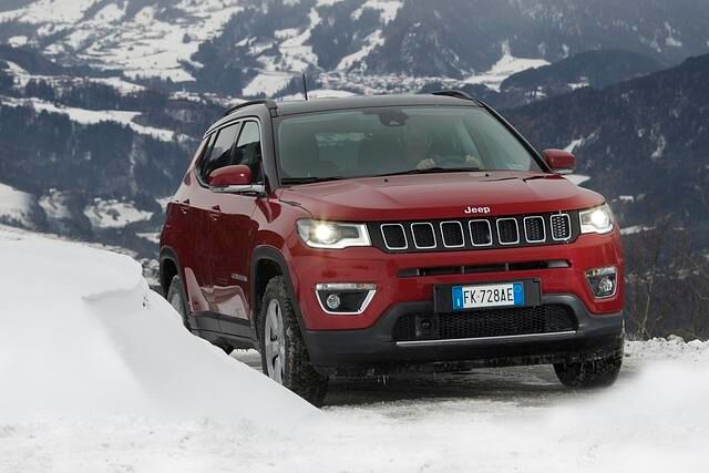 Mit dem optionalen Allradantrieb kann der Jeep Compass auch für Fahrten abseits befestigter Straßen eingesetzt werden