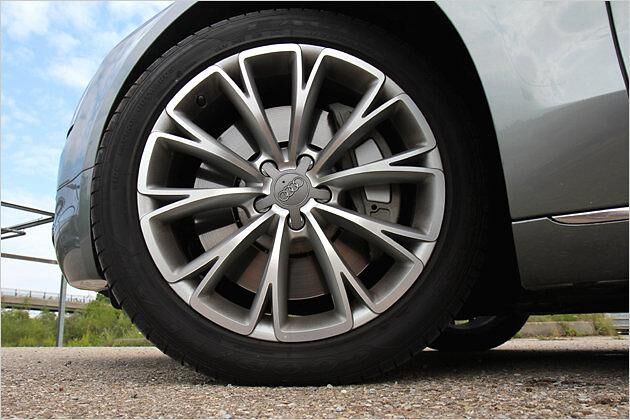 19-Zoll-Räder sorgen bei unserem Testwagen für einen stattlichen Auftritt