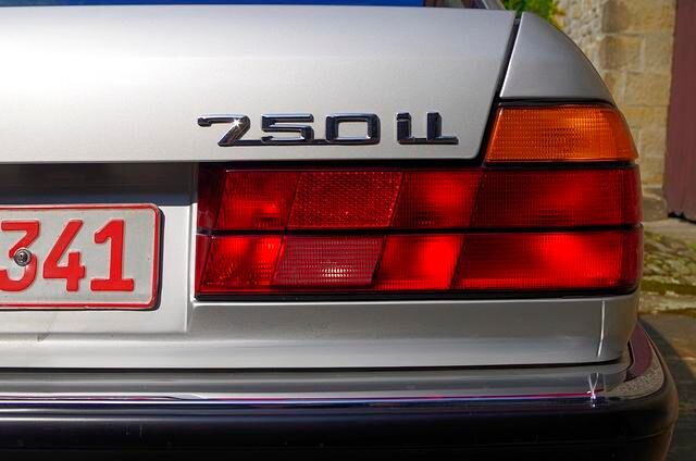 „750 iL“ auf dem Heckdeckel ist der chromgewordene Hinweis darauf, dass es sich hier um die luxuriösere Version mit dem Plus an Beinfreiheit handelt