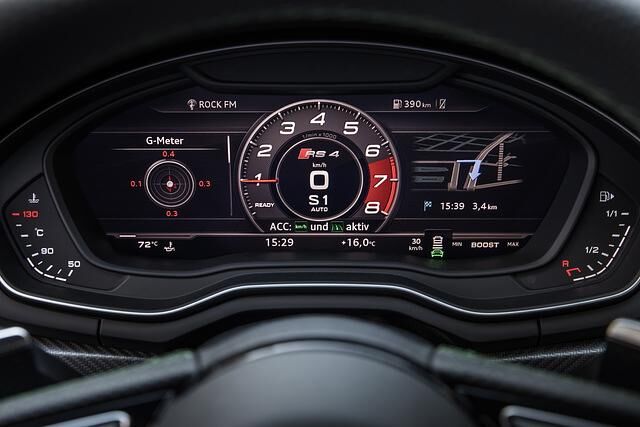 Das digitale Cockpit stellt auf Wunsch den Drehzahlmesser ins Zentrum