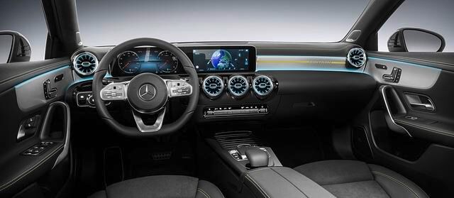 Mercedes stellt erstmals öffentlich das innovative Cockpit der neuen A-Klasse vor