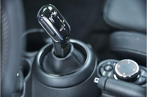 Mini Cooper D mit Doppelkupplungsgetriebe - der Schalthebel hat ein etwas eigenwilliges Design
