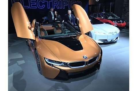 Flügeltürer: BMW i8 Roadster