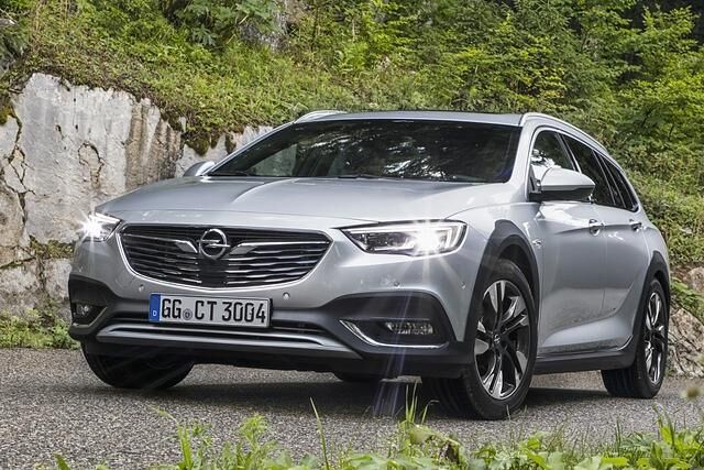 Der  Insignia Country Tourer will der Premiumkonkurrenz nahe kommen