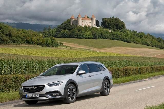 Zum sportlichen Auftritt des höhergelegten Kombis passt der Motor des Testwagens, ein Zweiliter-Turbobenziner