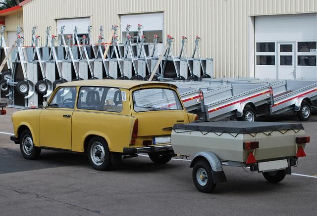 Der Original-Anhänger hinter einem Trabant