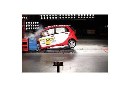 ADAC crasht Elektroauto: Mitsubishi i-MiEV besteht Härtetest
