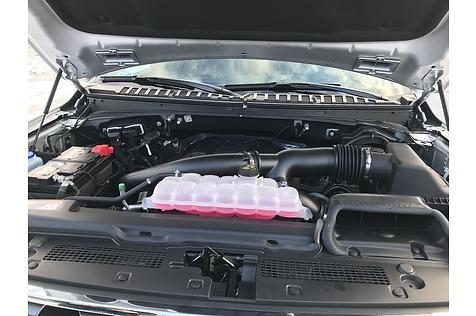 Der 3,5 Liter V6-Motor kommt mit dem Schwergewicht gut klar
