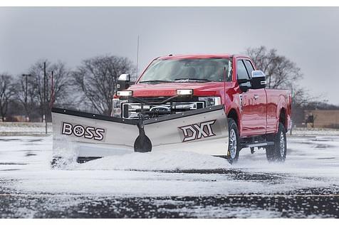 Der Boss DXT Schneepflug schiebt die weiße Pracht ohne Probleme zur Seite