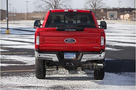 Wenn die Schaufeln auf den Untergrund knallen, hebt es den F-350 Super Duty Pickup aus den Federn
