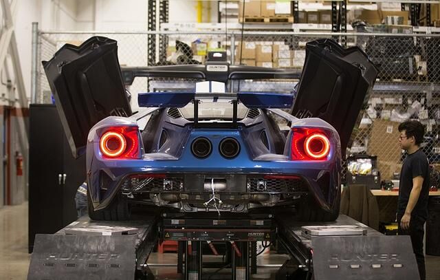 Ein Ford GT auf dem hausinternen Prüfstand