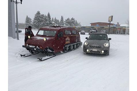 Mini Cooper S E Countryman All4 Yosemite Nationalpark - einer von den beiden kommt hier besser durch