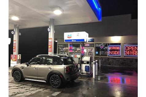 Mini Cooper S E Countryman All4 bei einem seiner zahlreichen Tankstopps