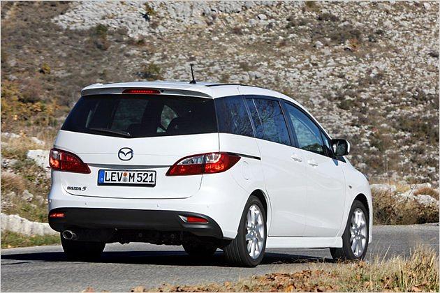 Hinten fallen beim Mazda 5 die weit nach innen gezogenen Rückleuchten auf
