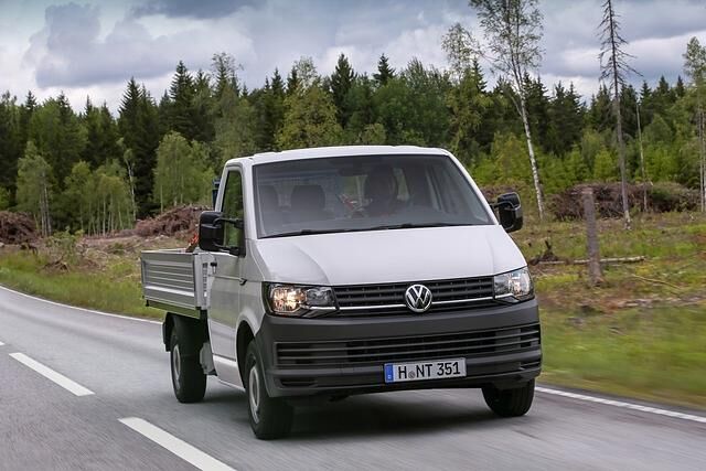 Unter anderem gibt es einen Transporter mit Pritsche