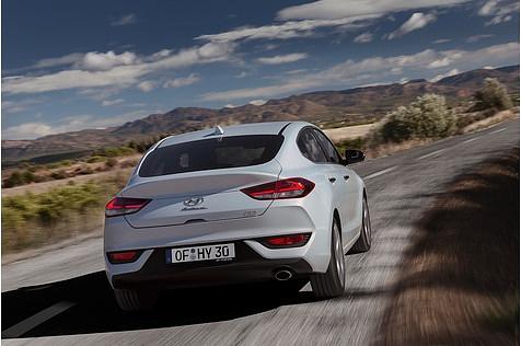 Die Spoilerlippe auf der Kofferraumklappe dominiert das Heck des Hyundai i30 Fastback