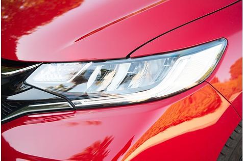 Das LED-Tagfahrlicht umrahmt die Scheinwerfer